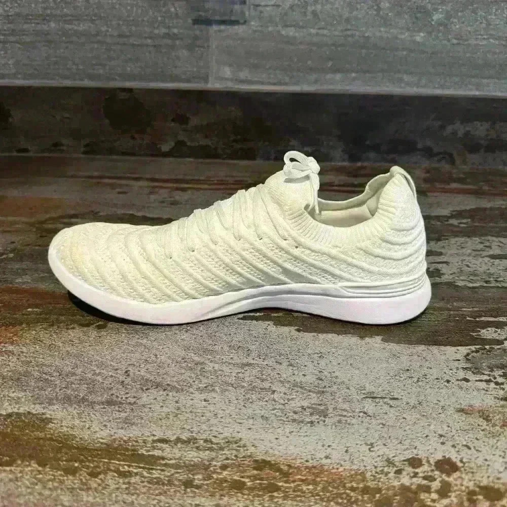 Athletic Propulsion Labs White Tennis Shoe Women’s 9.5 US Like New - Picture 3 of 4